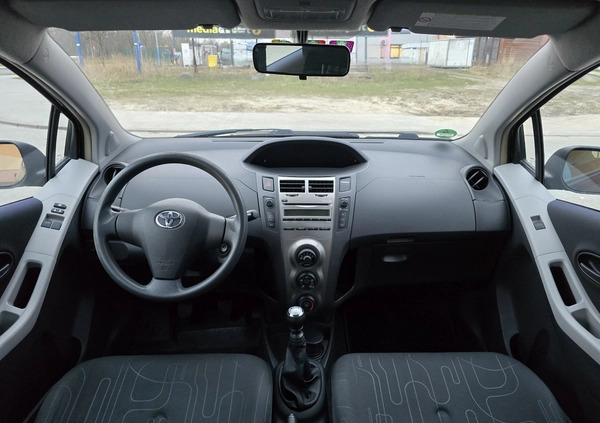 Toyota Yaris cena 21900 przebieg: 180000, rok produkcji 2010 z Bełchatów małe 211